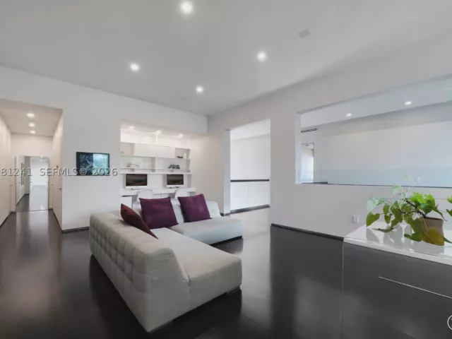 6-bedroom home for sale in Bay Harbor Islands - 9407 E Broadview Dr - MondialRealty