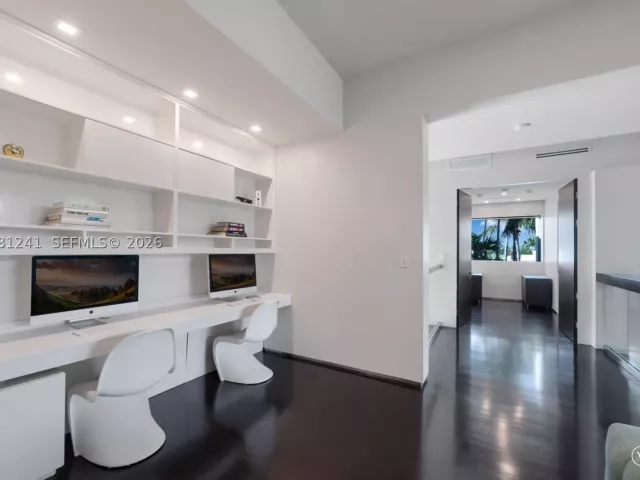 6-bedroom home for sale in Bay Harbor Islands - 9407 E Broadview Dr - MondialRealty