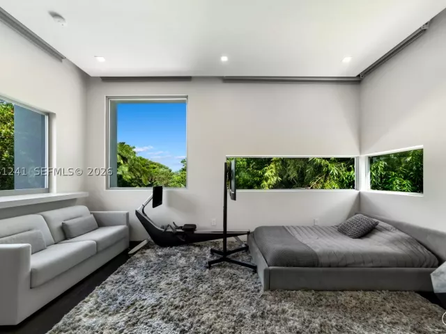 6-bedroom home for sale in Bay Harbor Islands - 9407 E Broadview Dr - MondialRealty