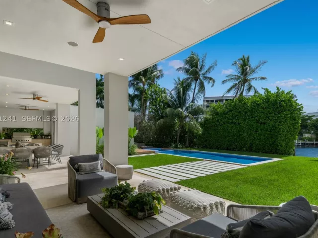 6-bedroom home for sale in Bay Harbor Islands - 9407 E Broadview Dr - MondialRealty