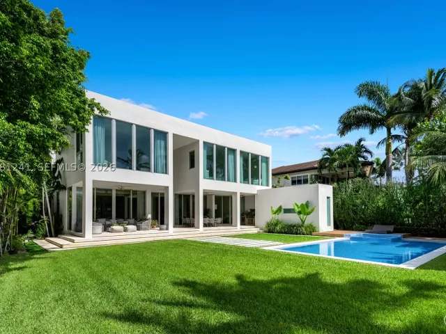 6-bedroom home for sale in Bay Harbor Islands - 9407 E Broadview Dr - MondialRealty