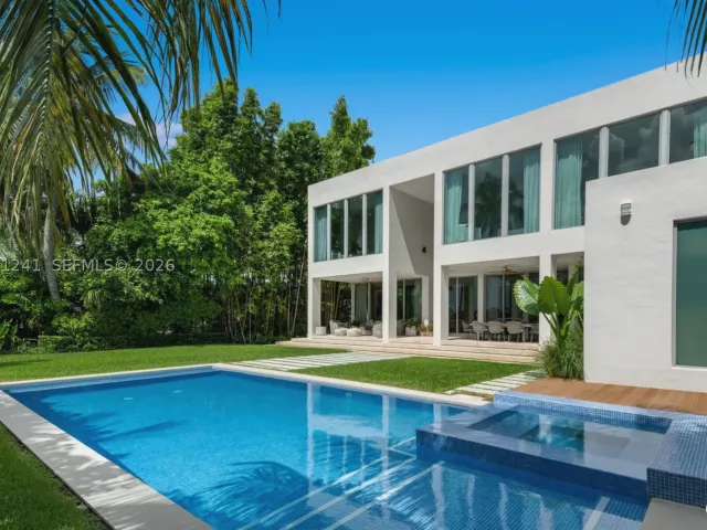 6-bedroom home for sale in Bay Harbor Islands - 9407 E Broadview Dr - MondialRealty