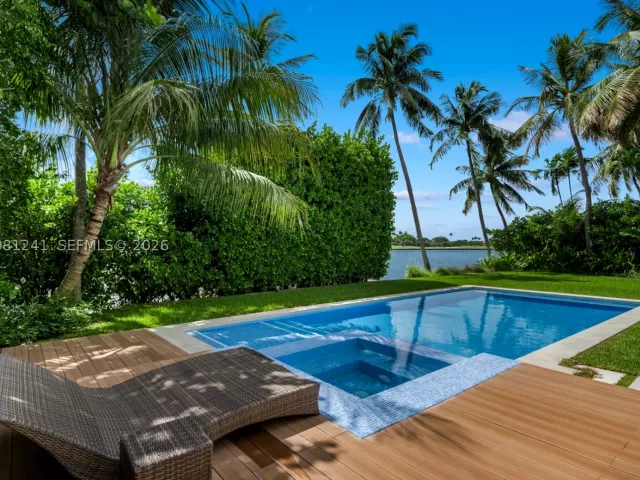 6-bedroom home for sale in Bay Harbor Islands - 9407 E Broadview Dr - MondialRealty