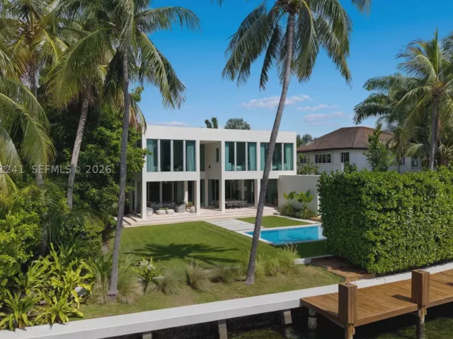 6-bedroom home for sale in Bay Harbor Islands - 9407 E Broadview Dr - MondialRealty