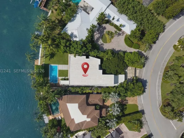 6-bedroom home for sale in Bay Harbor Islands - 9407 E Broadview Dr - MondialRealty