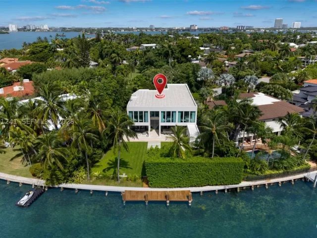 6-bedroom home for sale in Bay Harbor Islands - 9407 E Broadview Dr - MondialRealty
