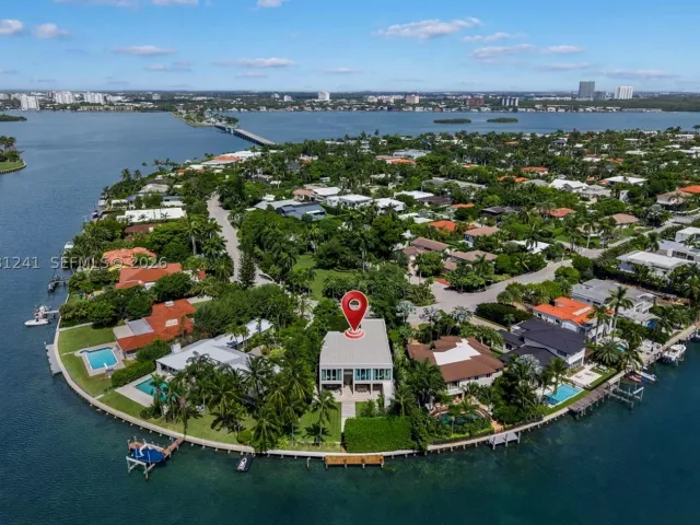 6-bedroom home for sale in Bay Harbor Islands - 9407 E Broadview Dr - MondialRealty