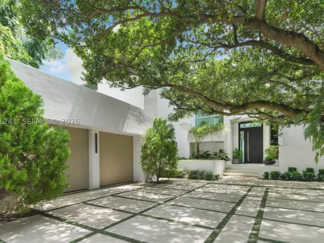 6-bedroom home for sale in Bay Harbor Islands - 9407 E Broadview Dr - MondialRealty
