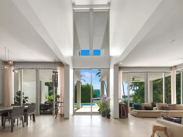 6-bedroom home for sale in Bay Harbor Islands - 9407 E Broadview Dr - MondialRealty