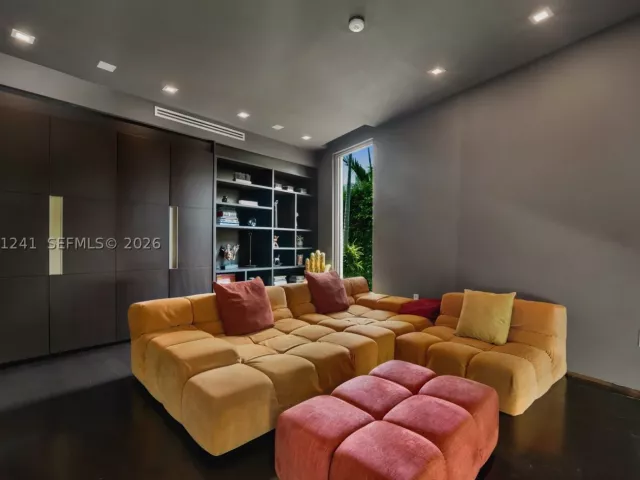 6-bedroom home for sale in Bay Harbor Islands - 9407 E Broadview Dr - MondialRealty