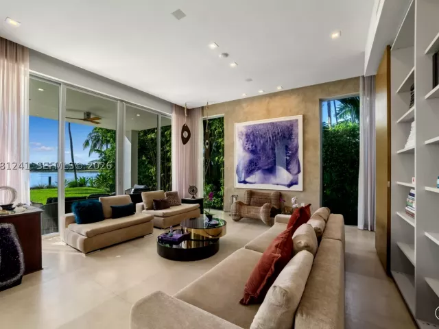 6-bedroom home for sale in Bay Harbor Islands - 9407 E Broadview Dr - MondialRealty