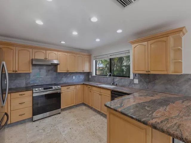 4-bedroom home for rent in Deerfield Beach - 476 NW 38TH Terrace - MondialRealty