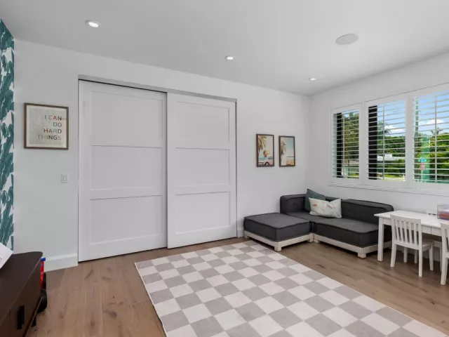 5-bedroom home for sale in Fort Lauderdale - 2400 NE 27th Avenue - MondialRealty
