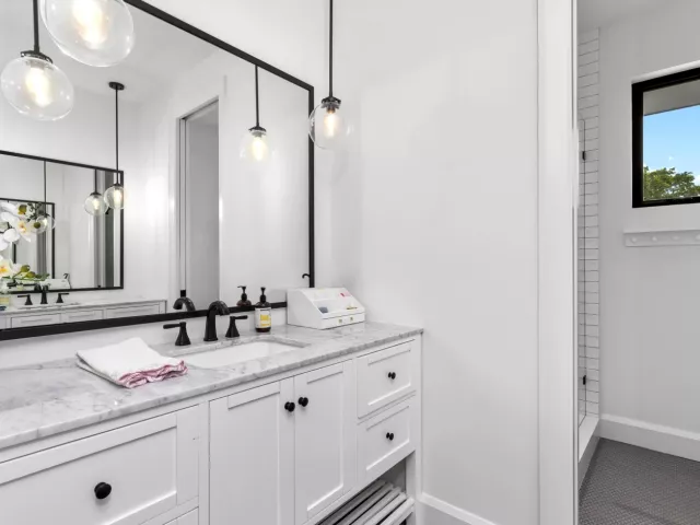 5-bedroom home for sale in Fort Lauderdale - 2400 NE 27th Avenue - MondialRealty