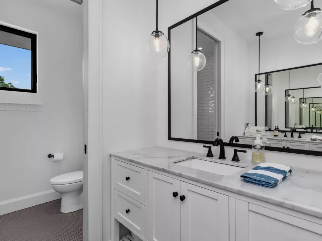 5-bedroom home for sale in Fort Lauderdale - 2400 NE 27th Avenue - MondialRealty
