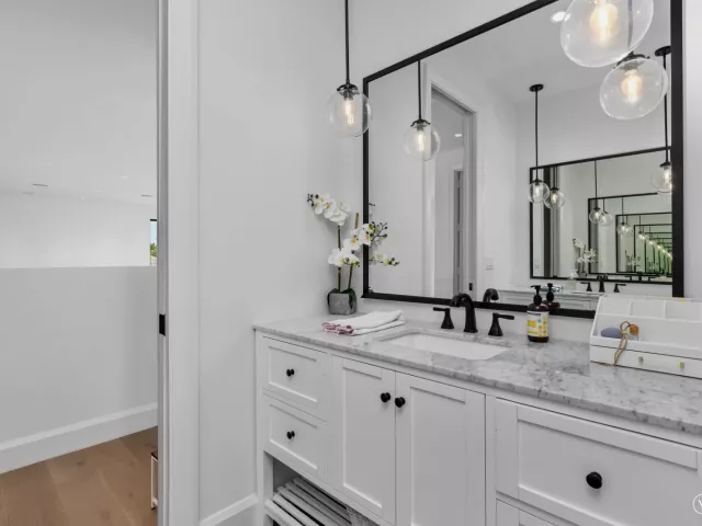 5-bedroom home for sale in Fort Lauderdale - 2400 NE 27th Avenue - MondialRealty