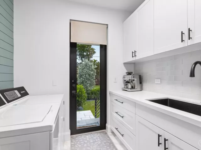 5-bedroom home for sale in Fort Lauderdale - 2400 NE 27th Avenue - MondialRealty