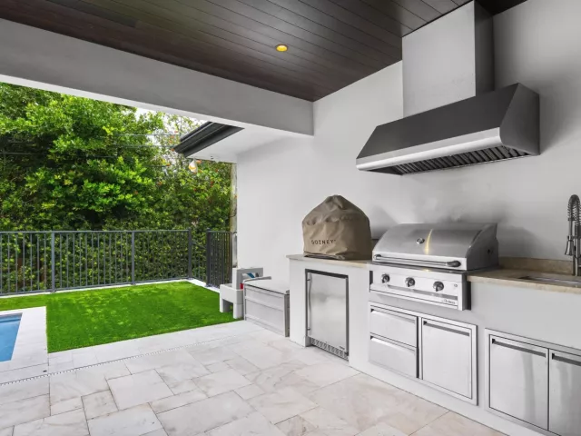 5-bedroom home for sale in Fort Lauderdale - 2400 NE 27th Avenue - MondialRealty