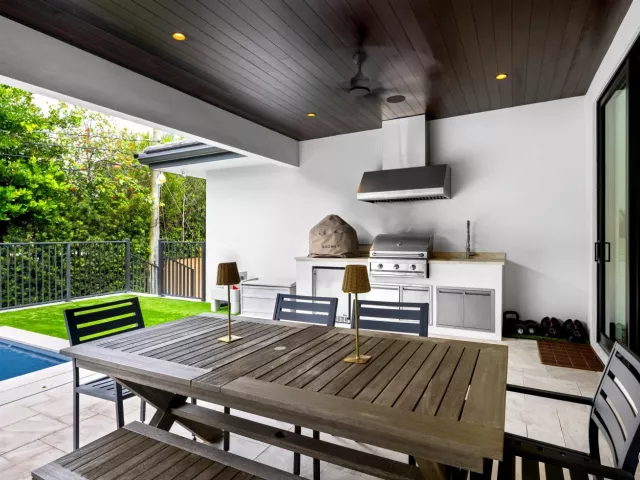 5-bedroom home for sale in Fort Lauderdale - 2400 NE 27th Avenue - MondialRealty