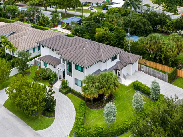 5-bedroom home for sale in Fort Lauderdale - 2400 NE 27th Avenue - MondialRealty