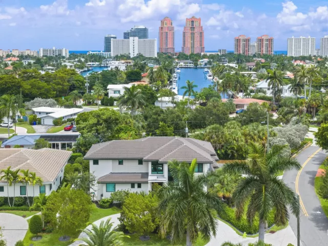 5-bedroom home for sale in Fort Lauderdale - 2400 NE 27th Avenue - MondialRealty