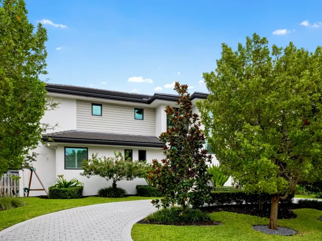 5-bedroom home for sale in Fort Lauderdale - 2400 NE 27th Avenue - MondialRealty