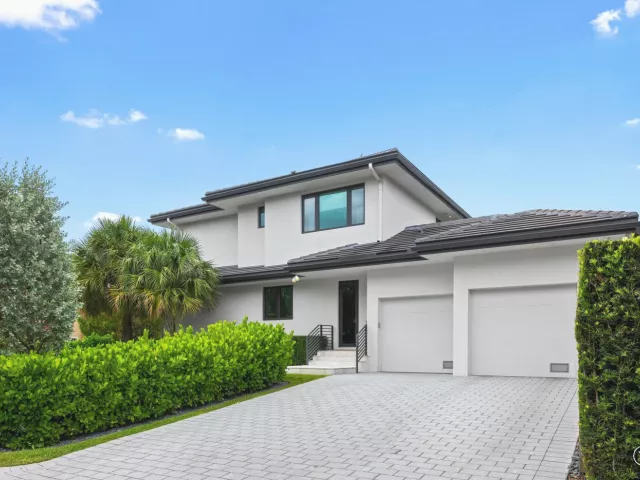 5-bedroom home for sale in Fort Lauderdale - 2400 NE 27th Avenue - MondialRealty