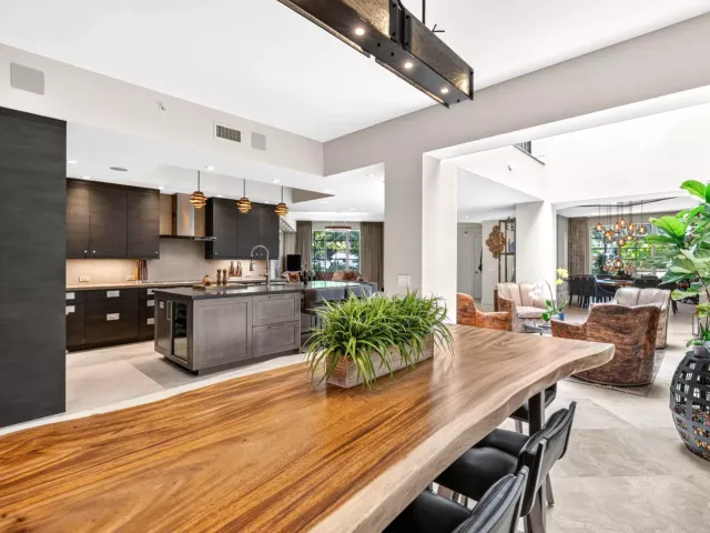 3-bedroom home for sale in Fort Lauderdale - 411 N NEW RIVER Drive E V-2 - MondialRealty