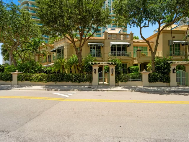 3-bedroom home for sale in Fort Lauderdale - 411 N NEW RIVER Drive E V-2 - MondialRealty