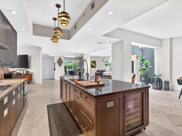 3-bedroom home for sale in Fort Lauderdale - 411 N NEW RIVER Drive E V-2 - MondialRealty
