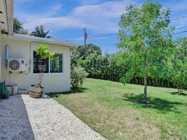 3-bedroom home for rent in Fort Lauderdale - 1041 SW 32ND Street - MondialRealty