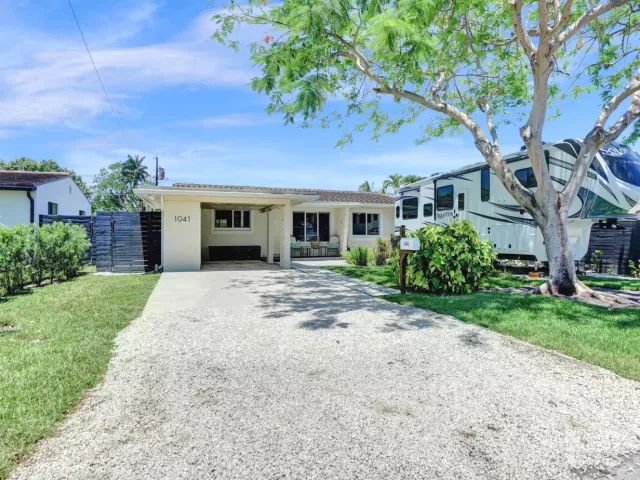 3-bedroom home for rent in Fort Lauderdale - 1041 SW 32ND Street - MondialRealty