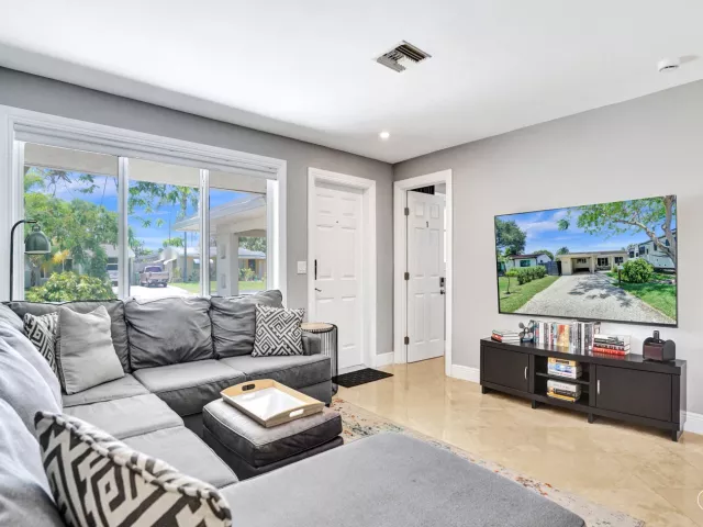 3-bedroom home for rent in Fort Lauderdale - 1041 SW 32ND Street - MondialRealty