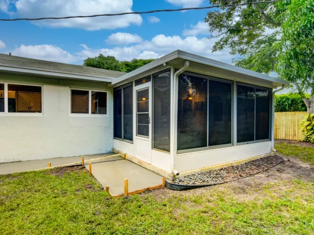 3-bedroom home for rent in Delray Beach - 1910 NE 2nd Avenue - MondialRealty