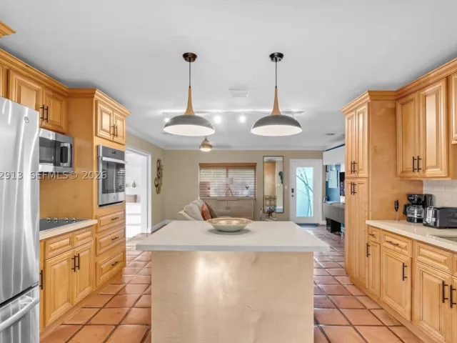 3-bedroom home for rent in Wilton Manors - 100 NE 26th Dr 100 - MondialRealty