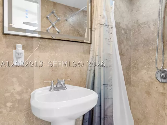 3-bedroom home for rent in Wilton Manors - 100 NE 26th Dr 100 - MondialRealty