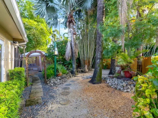 3-bedroom home for rent in Wilton Manors - 100 NE 26th Dr 100 - MondialRealty