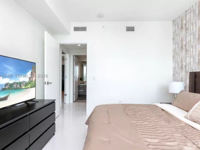 1-bedroom condo for rent in Miami - 1080 Brickell Ave 3803 - MondialRealty