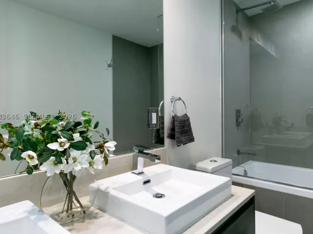 1-bedroom condo for rent in Miami - 1080 Brickell Ave 3803 - MondialRealty