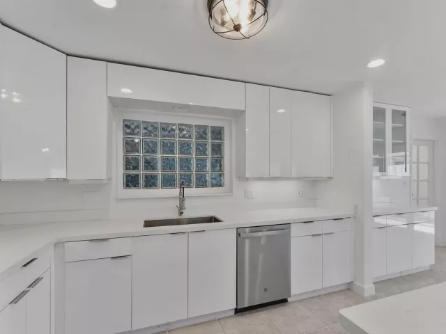4-bedroom home for sale in Fort Lauderdale - 5200 NE 18TH Terrace - MondialRealty
