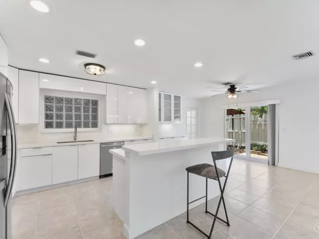 4-bedroom home for sale in Fort Lauderdale - 5200 NE 18TH Terrace - MondialRealty
