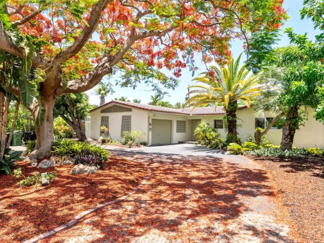 4-bedroom home for sale in Fort Lauderdale - 5200 NE 18TH Terrace - MondialRealty