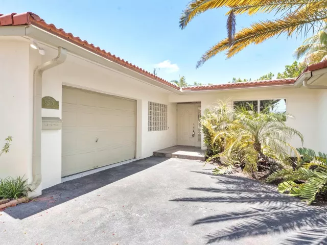4-bedroom home for sale in Fort Lauderdale - 5200 NE 18TH Terrace - MondialRealty