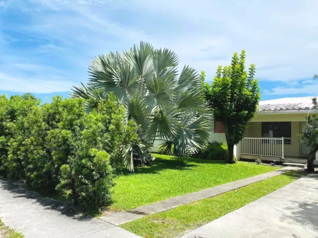 4-bedroom home for rent in Hollywood - 2418 VAN BUREN Street - MondialRealty