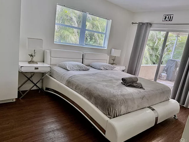 4-bedroom home for rent in Hollywood - 2418 VAN BUREN Street - MondialRealty