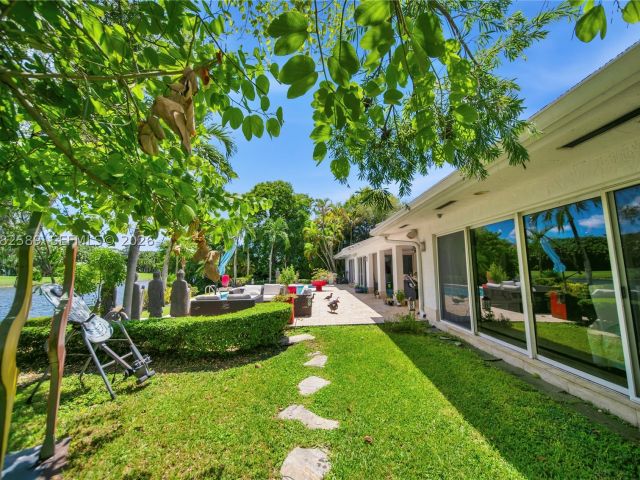 4-bedroom home for sale in Doral - 9448 NW 54th Doral Cir Ln - MondialRealty