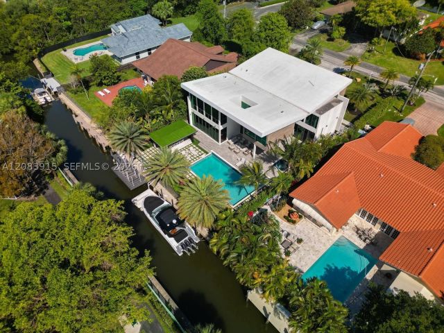 6-bedroom home for rent in Hallandale Beach - 521 Holiday Dr - MondialRealty