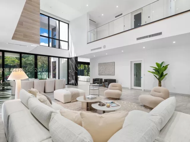 6-bedroom home for rent in Hallandale Beach - 521 Holiday Dr - MondialRealty