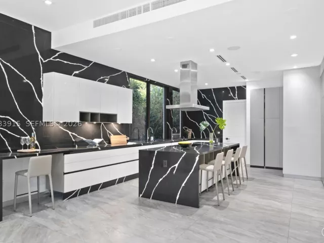 6-bedroom home for rent in Hallandale Beach - 521 Holiday Dr - MondialRealty