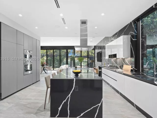 6-bedroom home for rent in Hallandale Beach - 521 Holiday Dr - MondialRealty